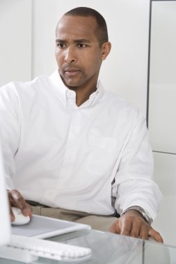 Masada çalışan bir iş adamı.