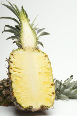 taze ananas dilimlenmiş