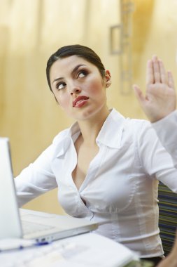 Dur hareket gösteren iş kadını