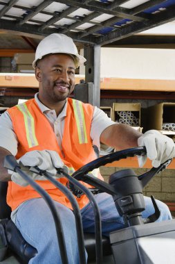 Forklift işyerinde sürüş erkek sanayi işçisi