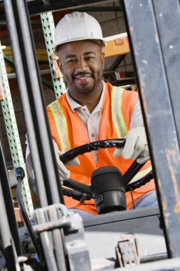 Forklift işyerinde sürüş sanayi işçisi