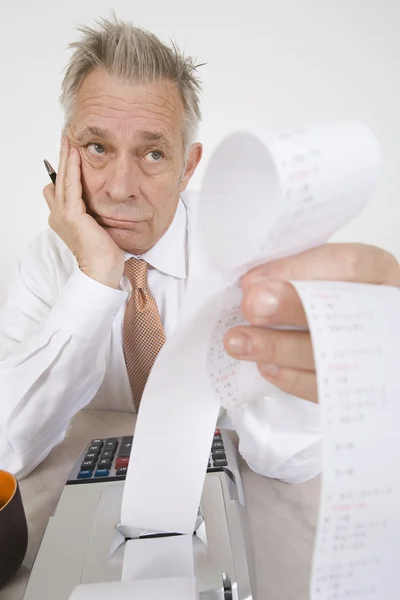 Podnikatel s papírem kalkulačka — Stock fotografie