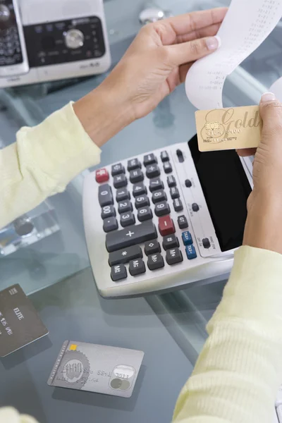 Mulher adicionando taxas de cartão de crédito — Fotografia de Stock