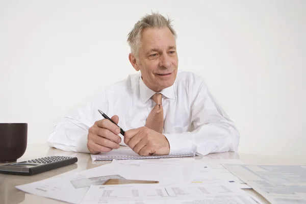 Man aan het werk op belastingen — Stockfoto