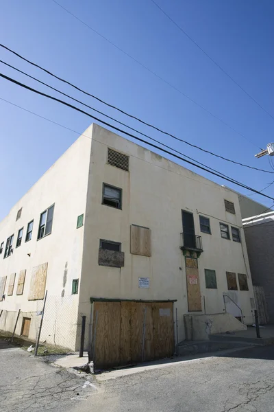 Boarded Up Apartment Building — Stock Photo, Image