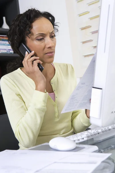 Woman Dealing With A Bill — Stock Photo, Image