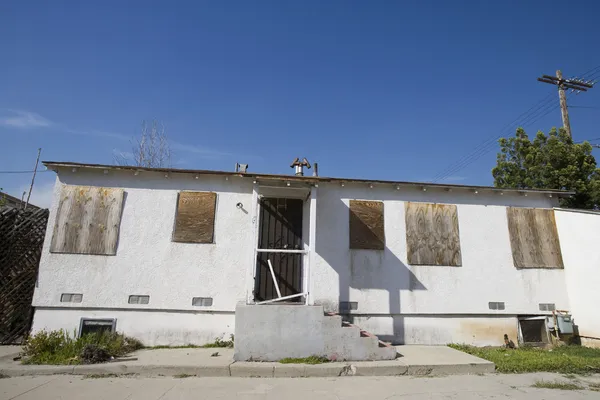 Заброшенный дом с заколоченными окнами — стоковое фото