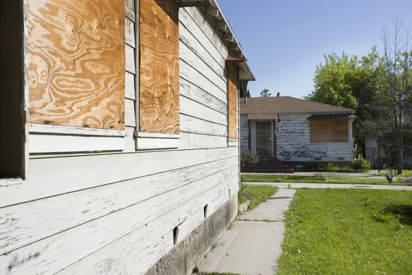 Casas abandonadas con ventanas tapiadas —  Fotos de Stock