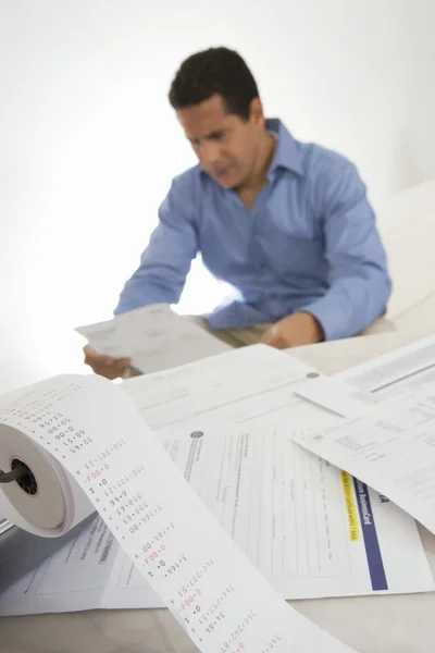 Man beräkna finanser — Stockfoto