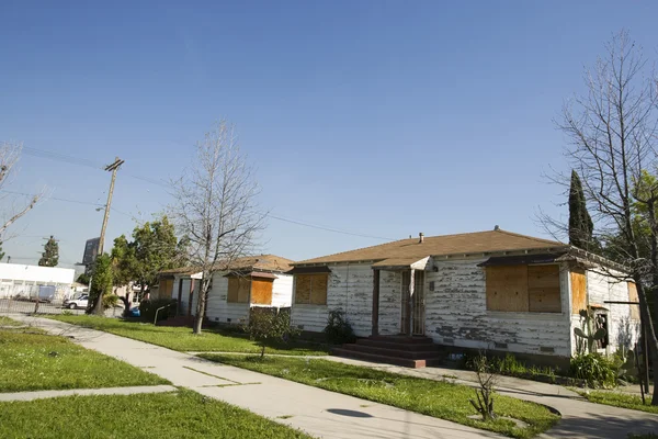 Casas abandonadas con ventanas tapiadas — Foto de Stock