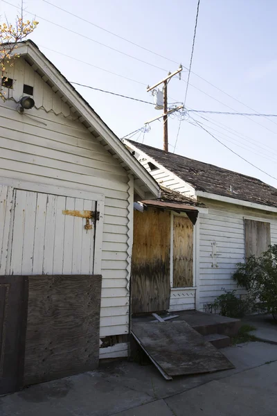 Casa abandonada con puerta tapiada — Foto de Stock