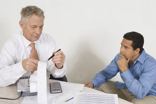 Geschäftsleute arbeiten im Büro — Stockfoto