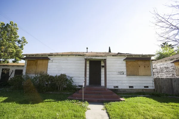 Abandoned House With Boarded Up Windows — Stock Photo, Image