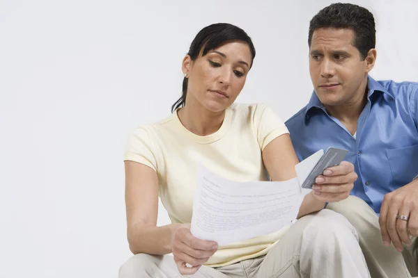 Pareja mirando la factura de la tarjeta de crédito —  Fotos de Stock