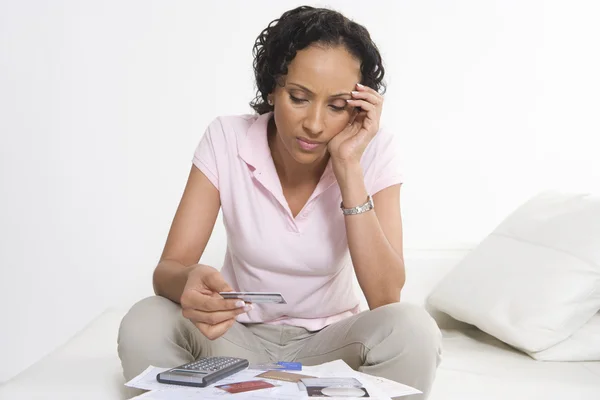 Mujer mirando tarjetas de crédito — Foto de Stock