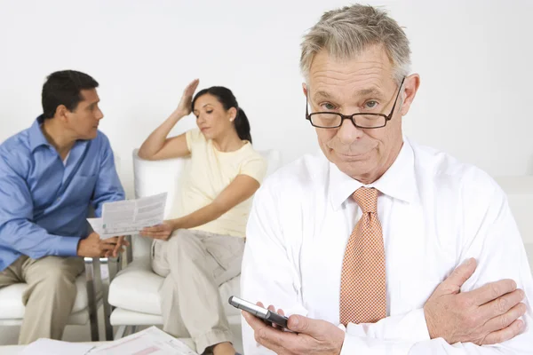 Businessman Assisting Couple — Stock Photo, Image