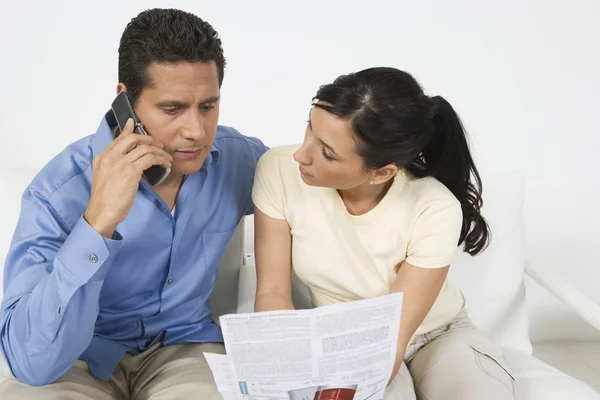 Casal pagando Bill no telefone — Fotografia de Stock