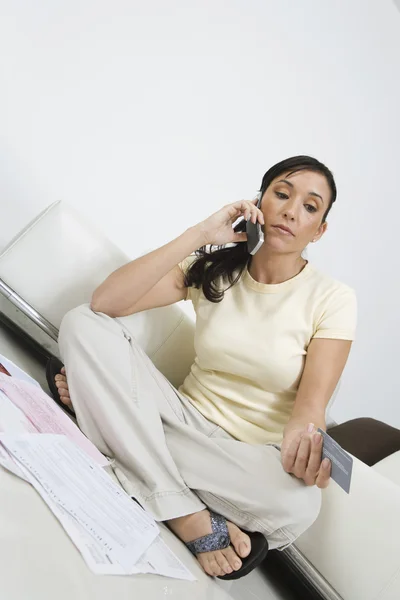 Vrouw betalen van belastingen op mobiele telefoon — Stockfoto