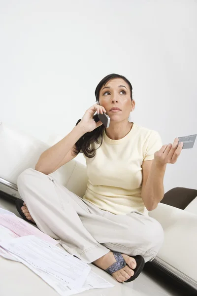 Mujer pagando impuestos en el teléfono celular — Foto de Stock