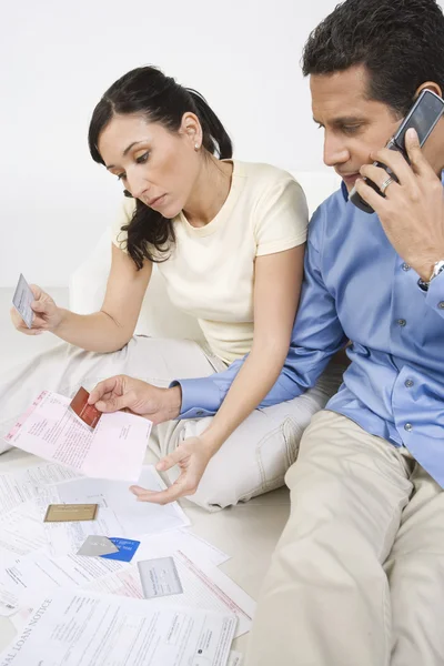 Pareja en posesión de tarjetas de crédito —  Fotos de Stock