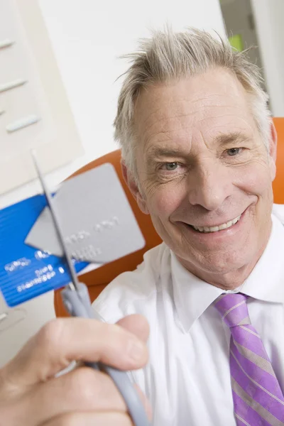 Zakenman snijden credit card — Stockfoto