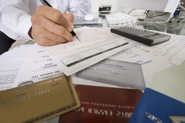 Empresário trabalhando na mesa — Fotografia de Stock