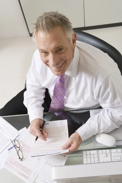 Geschäftsmann arbeitet am Schreibtisch — Stockfoto