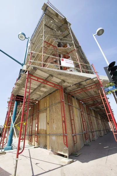 Scaffolding Around Boarded Up Property — Stock Photo, Image