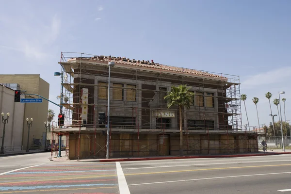 Scaffolding Around Boarded Up Property — Stock Photo, Image