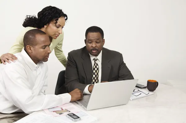 Paar en accountant met behulp van laptop — Stockfoto