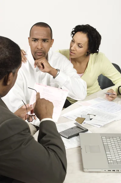 Accountant geven slecht nieuws — Stockfoto