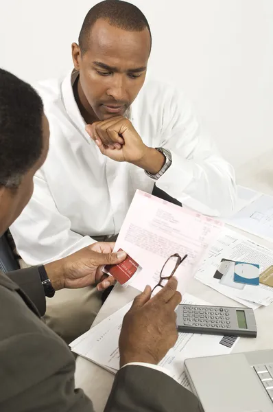 Conseiller financier en discussion avec un homme d'affaires — Photo