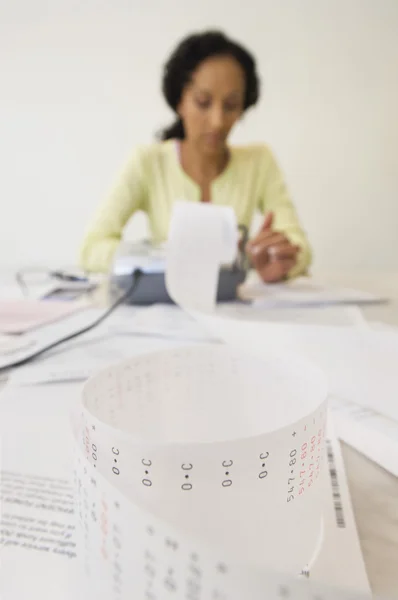 Mulher trabalhando em finanças — Fotografia de Stock