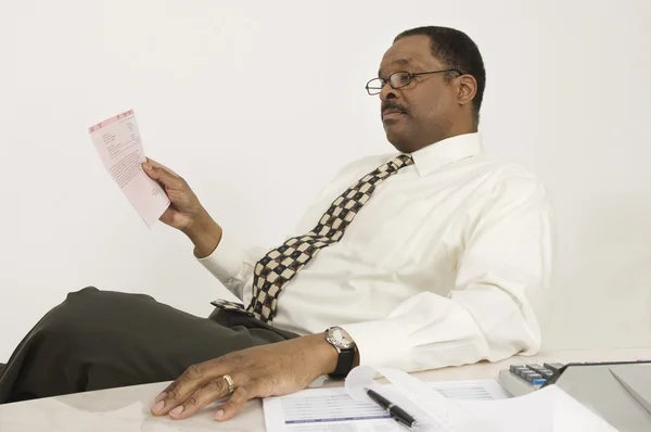 Financieel adviseur lezen document in office — Stockfoto