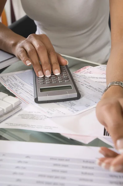 Kvinna beräkning av budget — Stockfoto