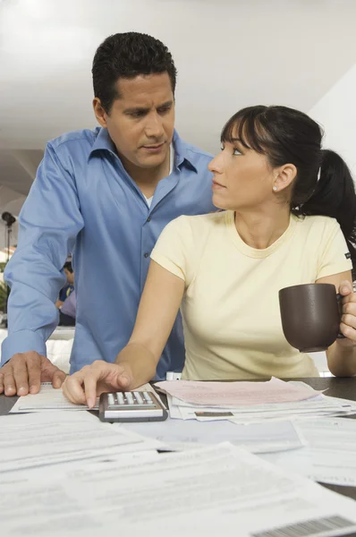 Paar berekening van Financiën thuis — Stockfoto