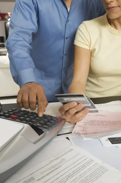 Casal de cálculo do orçamento financeiro — Fotografia de Stock