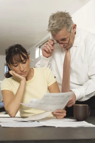 Man Helping Woman with Bills — Stock Photo, Image