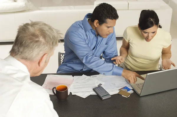 Couple avec un conseiller financier principal — Photo