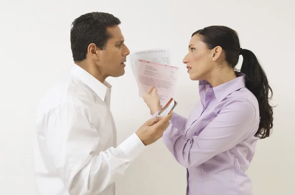 Pareja discutiendo sobre gastos —  Fotos de Stock