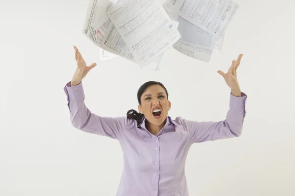 Mujer lanzando formas en el aire —  Fotos de Stock