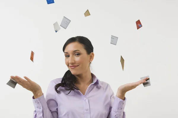 Vrouw credit kaarten weg te gooien — Stockfoto