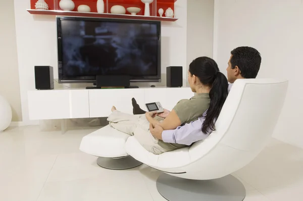 Pareja viendo tv — Foto de Stock