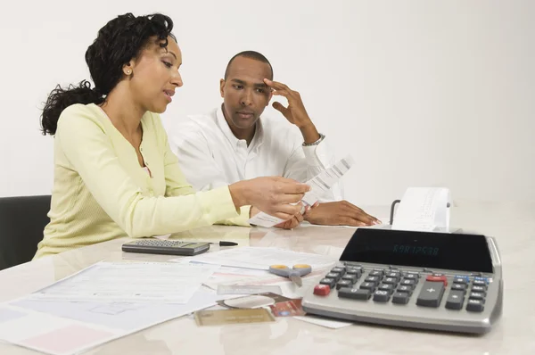 Paar planning van hun financiële begroting — Stockfoto