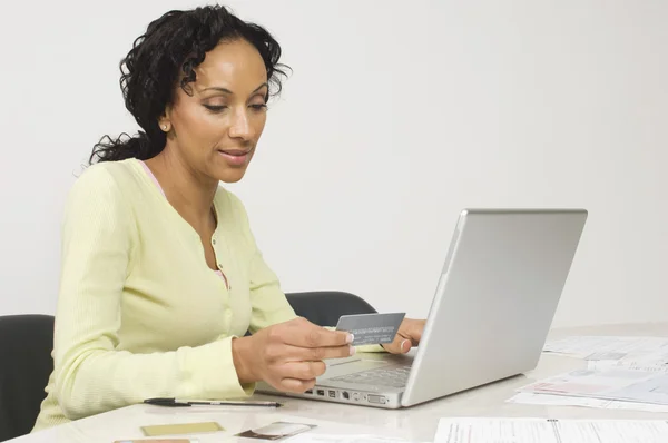 Vrouw doen een onlinetransactie — Stockfoto