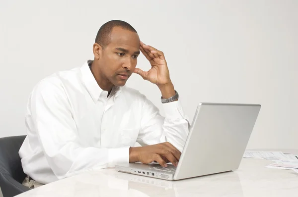 Uomo d'affari che utilizza laptop — Foto Stock