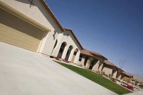 Nueva casa con garaje grande y entrada arqueada —  Fotos de Stock