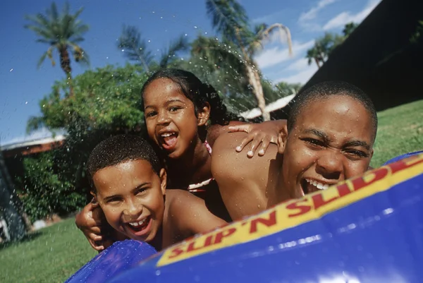 Niños divirtiéndose —  Fotos de Stock