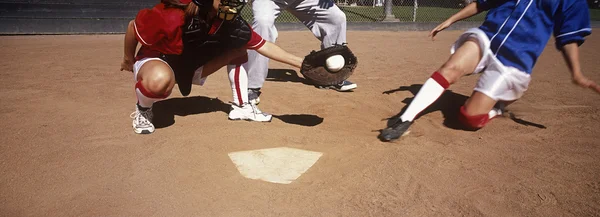 Játékos játszik baseball — Stock Fotó