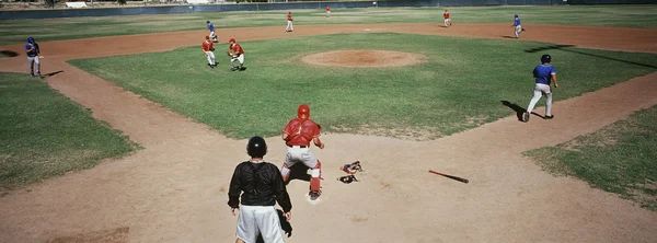 Joueurs de baseball jouant tournoi — Photo